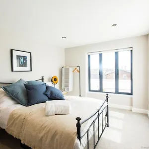 luxury-3bdr-conversion-w-private-rooftop-terrace.brighton-hotels-england.com/